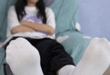 南国足艺视频 NO.032 脚气美女小怡夹着几天没换袜子摆弄，味道真浓[93P-1V-2.09G]-秀人美女