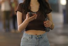 都市丽人玩手机的热裤美女【88P+2V-1.48G】-秀人美女