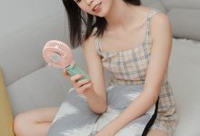 小清新美少女格纹吊带裙写真图片-秀人美女
