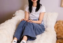 足愉心 NO.027 奶芙（搭配：白色T恤、牛仔长裤、德训鞋、白色棉袜、裸足）[110P+2V／19.4GB]-秀人美女