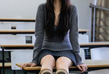 足愉心 NO.042 萱萱（搭配：灰色毛衫、黑色短裙、松糕鞋、白色棉袜、裸足）[110P+2V／10.5GB]-秀人美女