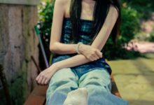 足愉心 NO.049 小瑶（搭配：蓝色格子吊带、牛仔长裤、白棉袜、洞洞鞋、裸足）[120P+2V／10.7GB]-秀人美女