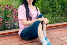 足愉心 NO.050 阿月（搭配：粉色T恤、牛仔短裤、白棉袜、德训鞋、裸足）[110P+2V／10.7GB]-秀人美女