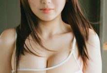 沢口愛華の写真集 清純な輝きと大人の魅力が共存する 『innocent white』-秀人美女