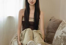 足愉心 No.053 小瑶（搭配：棕色抹胸、工装裤、白棉袜、滑板鞋、裸足）-秀人美女